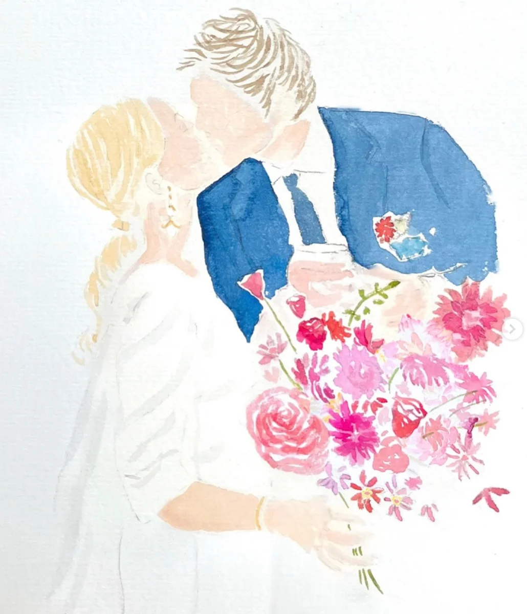 Aquarelle de Marie : deux mariés s'embrassent derrière un bouquet de fleurs roses